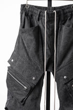 Load image into Gallery viewer, 【SAMPLE SALE】A.F ARTEFACT CARGO TUCK BAGGY PANTS / PIGMENT PROCESS (BLACK)