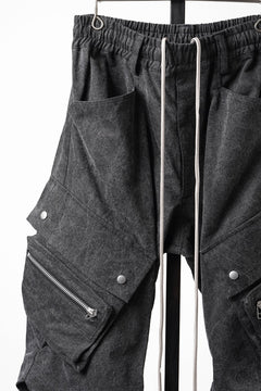 Load image into Gallery viewer, 【SAMPLE SALE】A.F ARTEFACT CARGO TUCK BAGGY PANTS / PIGMENT PROCESS (BLACK)