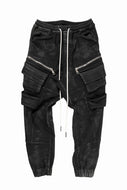 A.F ARTEFACT BELTED DETAIL JOGGER 2.0 / BRUSHED BACK COATING DENIM (BLACK)