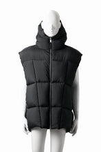 Load image into Gallery viewer, thom/krom BIG HOODIE OVERSIZED VEST / WARM PUFFER (BLACK)