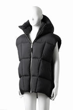 Load image into Gallery viewer, thom/krom BIG HOODIE OVERSIZED VEST / WARM PUFFER (BLACK)