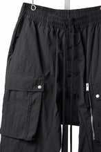 Load image into Gallery viewer, thom/krom MILITARY CARGO EASY TROUSERS / TECHNICAL CRASHED TOUCH FABRIC (BLACK)