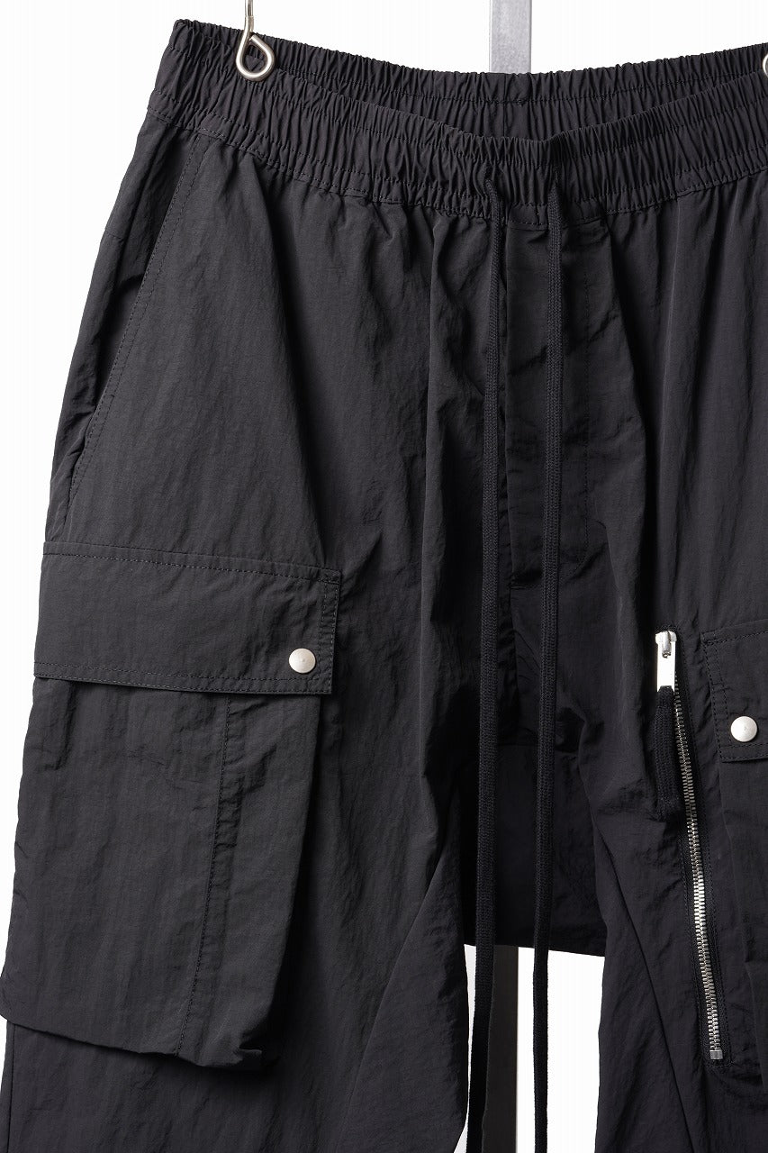 Load image into Gallery viewer, thom/krom MILITARY CARGO EASY TROUSERS / TECHNICAL CRASHED TOUCH FABRIC (BLACK)