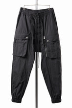 Load image into Gallery viewer, thom/krom MILITARY CARGO EASY TROUSERS / TECHNICAL CRASHED TOUCH FABRIC (BLACK)