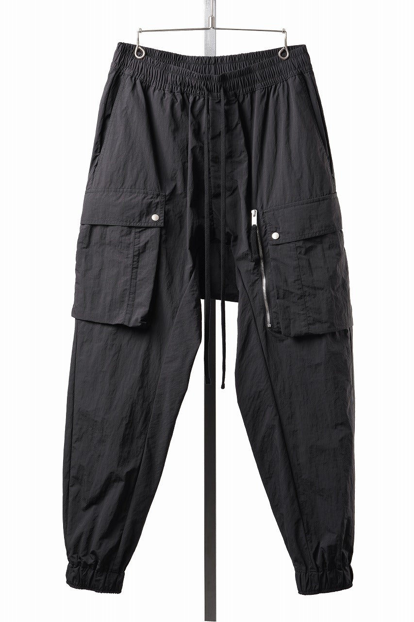 Load image into Gallery viewer, thom/krom MILITARY CARGO EASY TROUSERS / TECHNICAL CRASHED TOUCH FABRIC (BLACK)