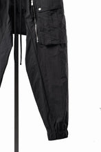 Load image into Gallery viewer, thom/krom MILITARY CARGO EASY TROUSERS / TECHNICAL CRASHED TOUCH FABRIC (BLACK)
