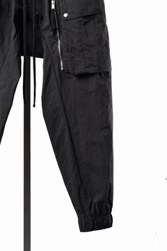 Load image into Gallery viewer, thom/krom MILITARY CARGO EASY TROUSERS / TECHNICAL CRASHED TOUCH FABRIC (BLACK)