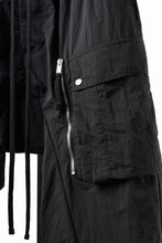 Load image into Gallery viewer, thom/krom MILITARY CARGO EASY TROUSERS / TECHNICAL CRASHED TOUCH FABRIC (BLACK)