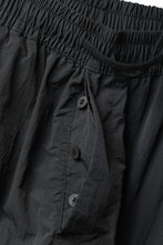 Load image into Gallery viewer, thom/krom MILITARY CARGO EASY TROUSERS / TECHNICAL CRASHED TOUCH FABRIC (BLACK)