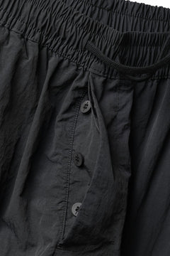 Load image into Gallery viewer, thom/krom MILITARY CARGO EASY TROUSERS / TECHNICAL CRASHED TOUCH FABRIC (BLACK)