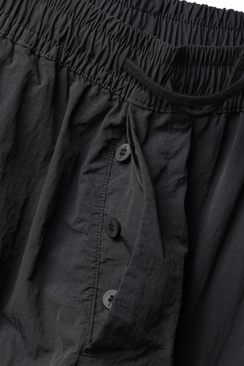Load image into Gallery viewer, thom/krom MILITARY CARGO EASY TROUSERS / TECHNICAL CRASHED TOUCH FABRIC (BLACK)