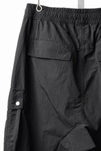 Load image into Gallery viewer, thom/krom MILITARY CARGO EASY TROUSERS / TECHNICAL CRASHED TOUCH FABRIC (BLACK)