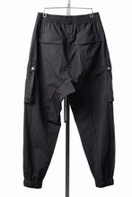 Load image into Gallery viewer, thom/krom MILITARY CARGO EASY TROUSERS / TECHNICAL CRASHED TOUCH FABRIC (BLACK)