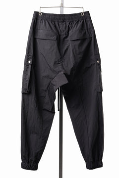 Load image into Gallery viewer, thom/krom MILITARY CARGO EASY TROUSERS / TECHNICAL CRASHED TOUCH FABRIC (BLACK)