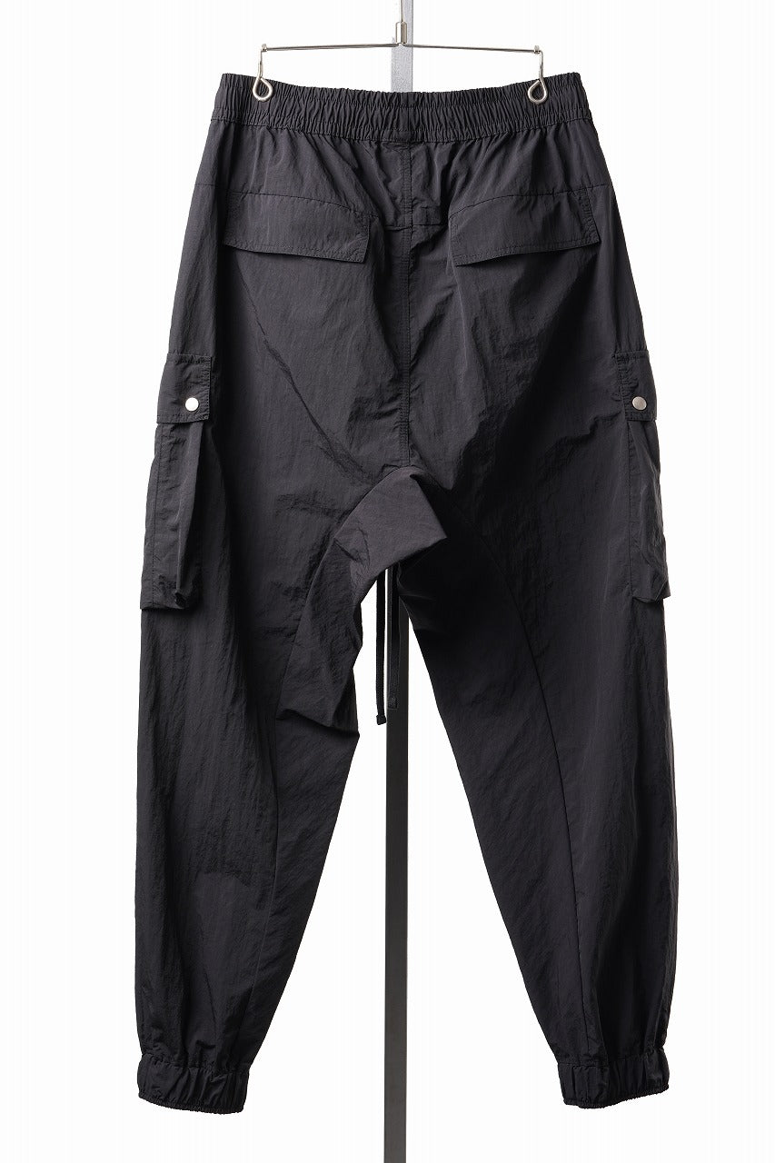Load image into Gallery viewer, thom/krom MILITARY CARGO EASY TROUSERS / TECHNICAL CRASHED TOUCH FABRIC (BLACK)