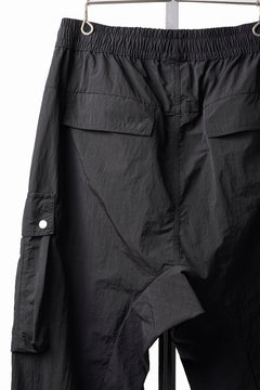 Load image into Gallery viewer, thom/krom MILITARY CARGO EASY TROUSERS / TECHNICAL CRASHED TOUCH FABRIC (BLACK)