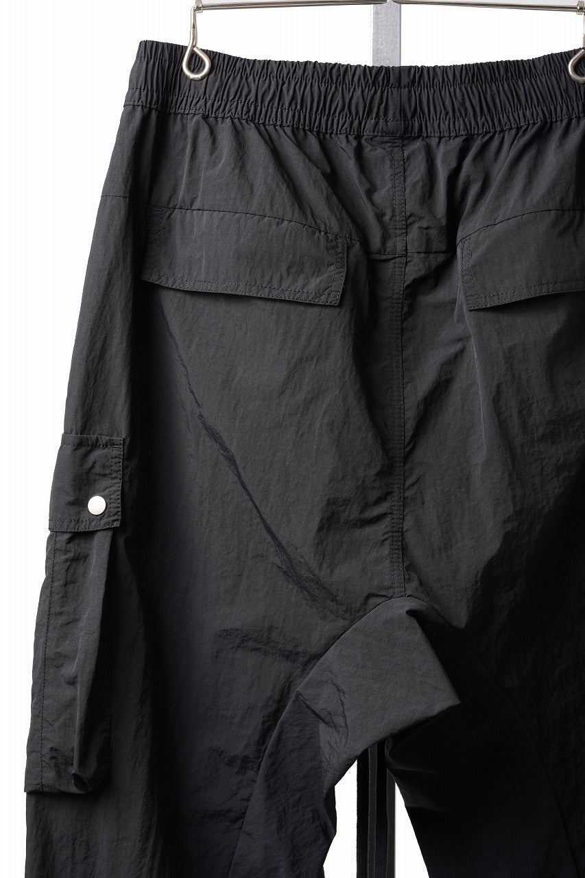 Load image into Gallery viewer, thom/krom MILITARY CARGO EASY TROUSERS / TECHNICAL CRASHED TOUCH FABRIC (BLACK)
