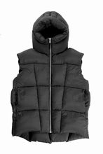 Load image into Gallery viewer, thom/krom BIG HOODIE OVERSIZED VEST / WARM PUFFER (BLACK)