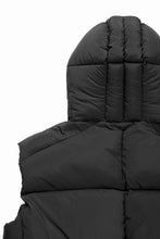 Load image into Gallery viewer, thom/krom BIG HOODIE OVERSIZED VEST / WARM PUFFER (BLACK)
