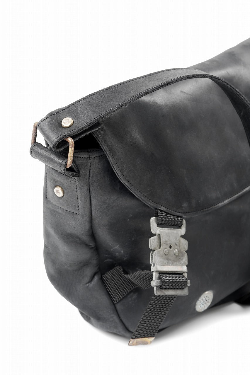 ierib Messenger Bag with Industrial Buckles / Horse Nubuck Leather (BLACK)