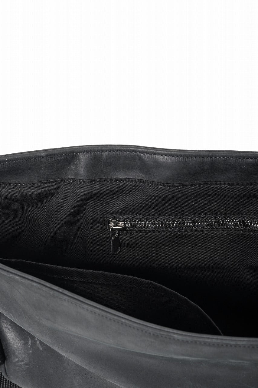ierib Messenger Bag with Industrial Buckles / Horse Nubuck Leather (BLACK)