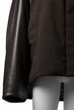 画像をギャラリービューアに読み込む, beauty : beast CONTRAST SLEEVE PADDED BLOUSON (BROWN)