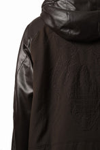 画像をギャラリービューアに読み込む, beauty : beast CONTRAST SLEEVE PADDED BLOUSON (BROWN)