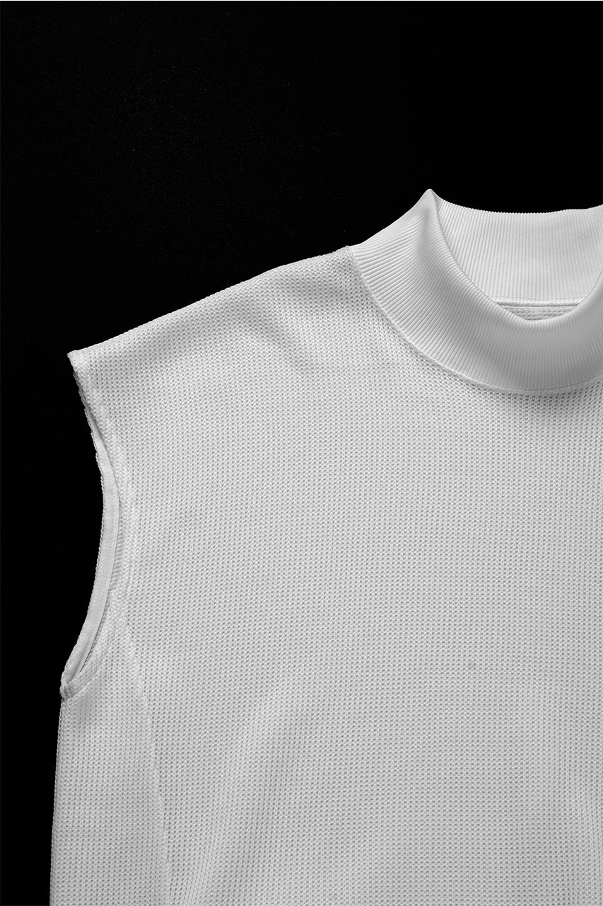 beauty : beast HIGH-NECK SLEEVELESS PULLOVER (WHITE)