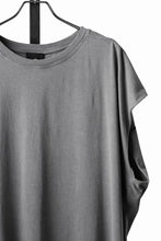 Load image into Gallery viewer, thom/krom FRENCH SLEEVE T-SHIRT / OVERSIZED FIT (DARK USED GREY)