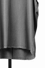 Load image into Gallery viewer, thom/krom FRENCH SLEEVE T-SHIRT / OVERSIZED FIT (DARK USED GREY)