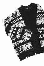 Load image into Gallery viewer, ISABEL BENENATO Reversible Crew-Neck Sweater with Virgin Wool Fancy Jacquard Work (BLACK / WHITE)