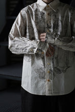 Load image into Gallery viewer, A TENTATIVE ATELIER Alvin REPLICA BIG EDGE PRINT SHIRT (NATURAL)