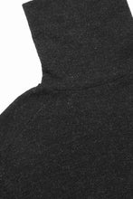 Load image into Gallery viewer, KLASICA VOLUME TURTLE NECK / SHETLAND WOOL AMUNZEN (CARBON)