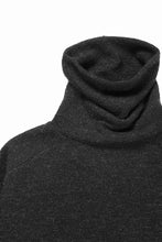 Load image into Gallery viewer, KLASICA VOLUME TURTLE NECK / SHETLAND WOOL AMUNZEN (CARBON)