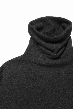 Load image into Gallery viewer, KLASICA VOLUME TURTLE NECK / SHETLAND WOOL AMUNZEN (CARBON)