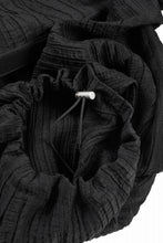画像をギャラリービューアに読み込む, A.F ARTEFACT SHEER YO-RYU TUCK BAGGY PANTS (BLACK)