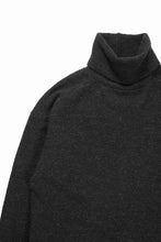 Load image into Gallery viewer, KLASICA VOLUME TURTLE NECK / SHETLAND WOOL AMUNZEN (CARBON)