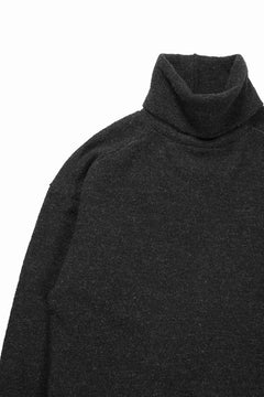 Load image into Gallery viewer, KLASICA VOLUME TURTLE NECK / SHETLAND WOOL AMUNZEN (CARBON)
