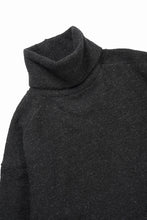 Load image into Gallery viewer, KLASICA VOLUME TURTLE NECK / SHETLAND WOOL AMUNZEN (CARBON)