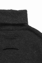 Load image into Gallery viewer, KLASICA VOLUME TURTLE NECK / SHETLAND WOOL AMUNZEN (CARBON)