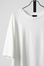 Load image into Gallery viewer, thom/krom ROUND NECK T-SHIRT / RELAXED FIT (OFF WHITE)