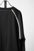 Load image into Gallery viewer, OBLADI RAGLAN LONG-SLEEVE T-SHIRT WIDTH BEIGE OVERLOCK STITCHING (BLACK)