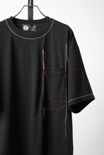 画像をギャラリービューアに読み込む, OBLADI RED AND BEIGE STITCHES POCKET ON BLACK T-SHIRT (BLACK)