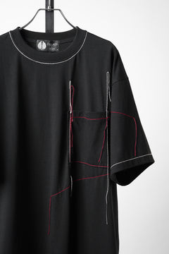 画像をギャラリービューアに読み込む, OBLADI RED AND BEIGE STITCHES POCKET ON BLACK T-SHIRT (BLACK)