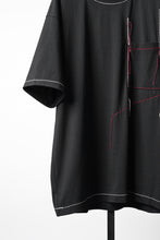 画像をギャラリービューアに読み込む, OBLADI RED AND BEIGE STITCHES POCKET ON BLACK T-SHIRT (BLACK)