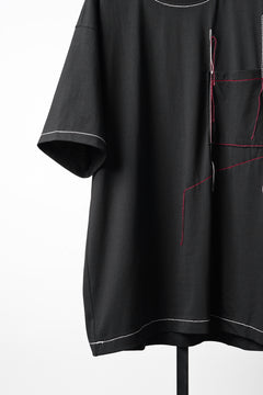 画像をギャラリービューアに読み込む, OBLADI RED AND BEIGE STITCHES POCKET ON BLACK T-SHIRT (BLACK)