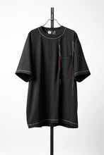 画像をギャラリービューアに読み込む, OBLADI RED AND BEIGE STITCHES POCKET ON BLACK T-SHIRT (BLACK)