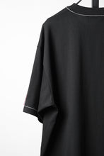 画像をギャラリービューアに読み込む, OBLADI RED AND BEIGE STITCHES POCKET ON BLACK T-SHIRT (BLACK)
