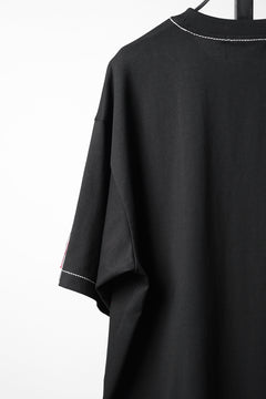 画像をギャラリービューアに読み込む, OBLADI RED AND BEIGE STITCHES POCKET ON BLACK T-SHIRT (BLACK)