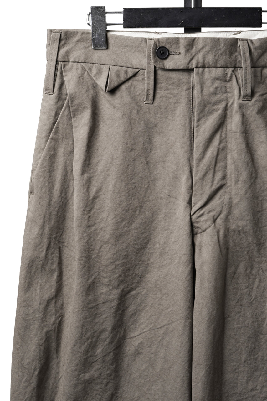 Load image into Gallery viewer, KLASICA "LINDBERG Ⅱ-TW" SIDE TUCKED WIDE STRAIGHT TROUSERS / HAND DYED HIGH DENSITY TWILL (DUST)